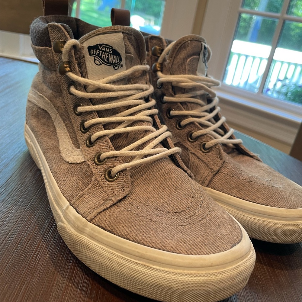 SIZE 6 M/7.5 W high top VANS!